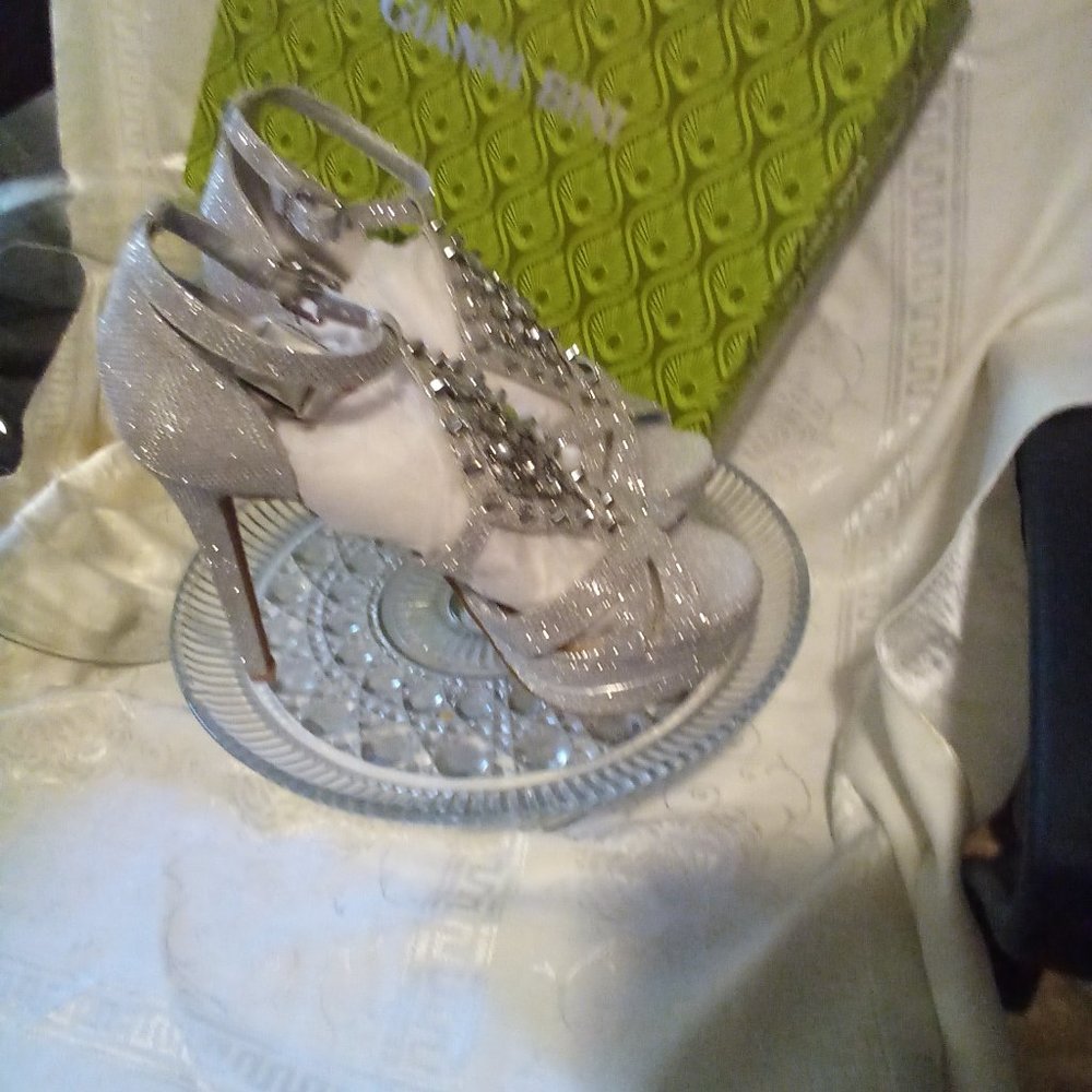 💖Gianni Bini Silver Platform Heels Size:8 BNWT - Picture 9 of 14